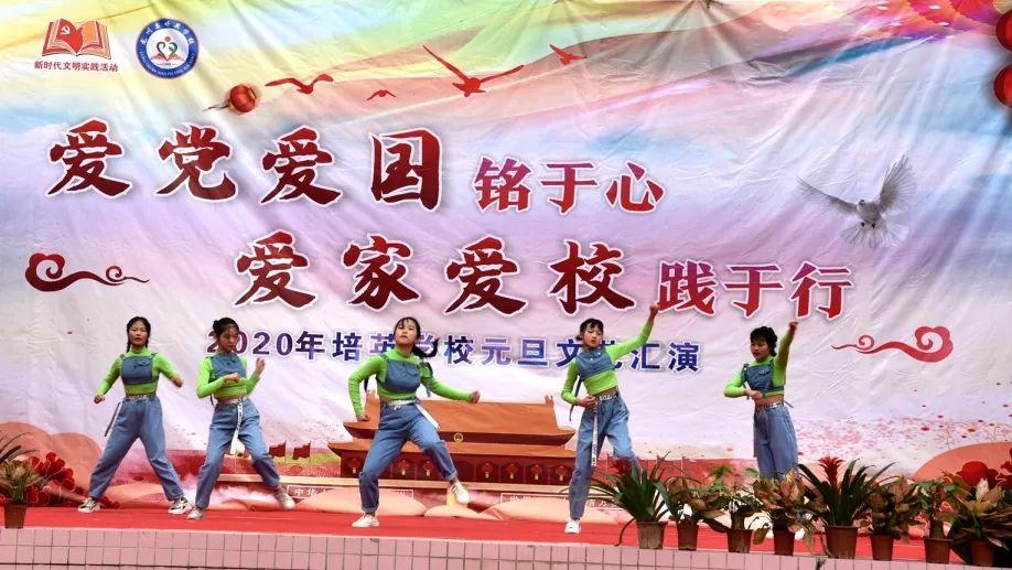 姐姐和弟弟妹妹手牵手挽胳膊她们的闺蜜还不乐意，为什么啊？